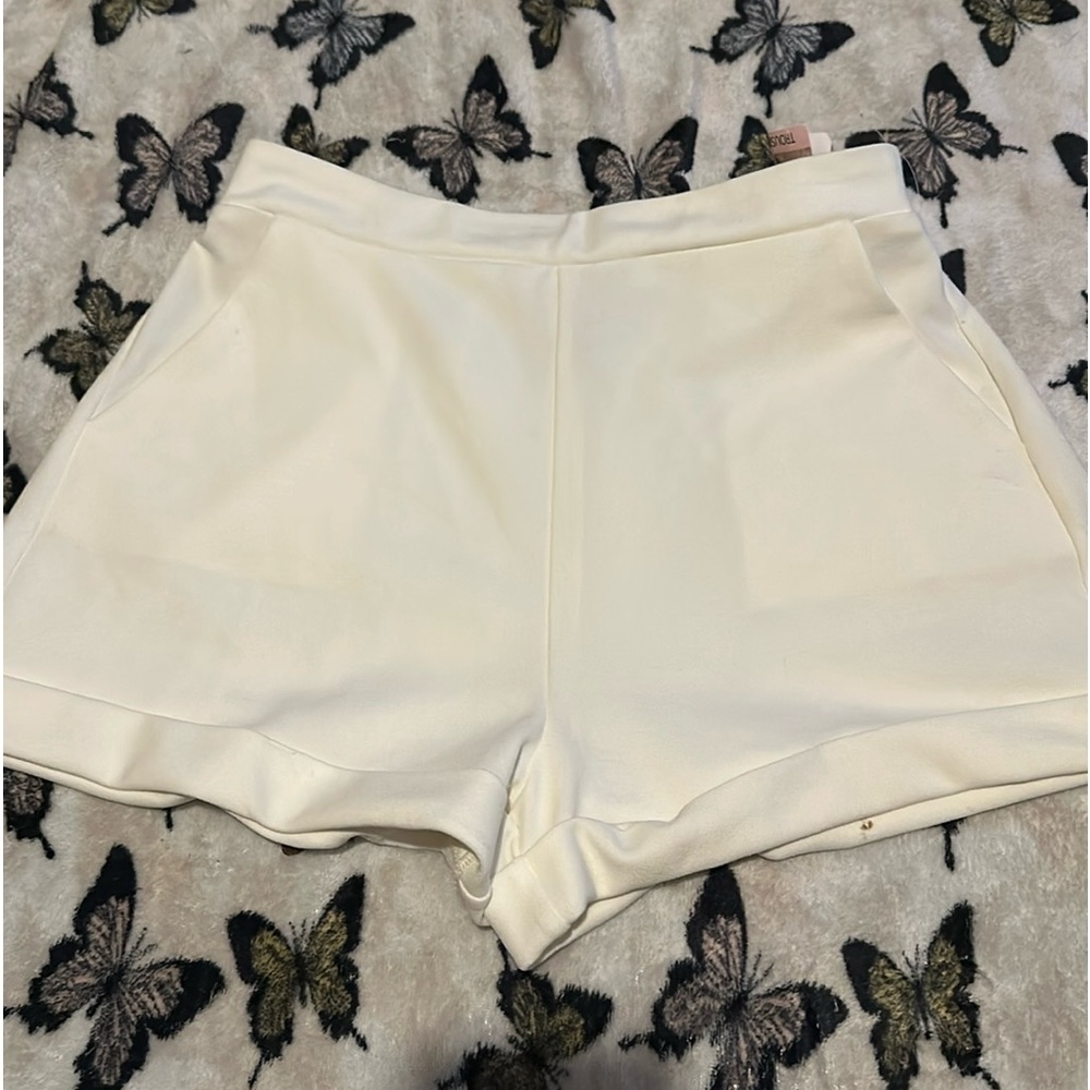 white dress shorts w/ pockets 🩷
